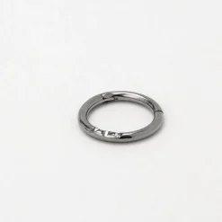 Anneau pour piercing de nez triple strass couleurs titanée et argentée