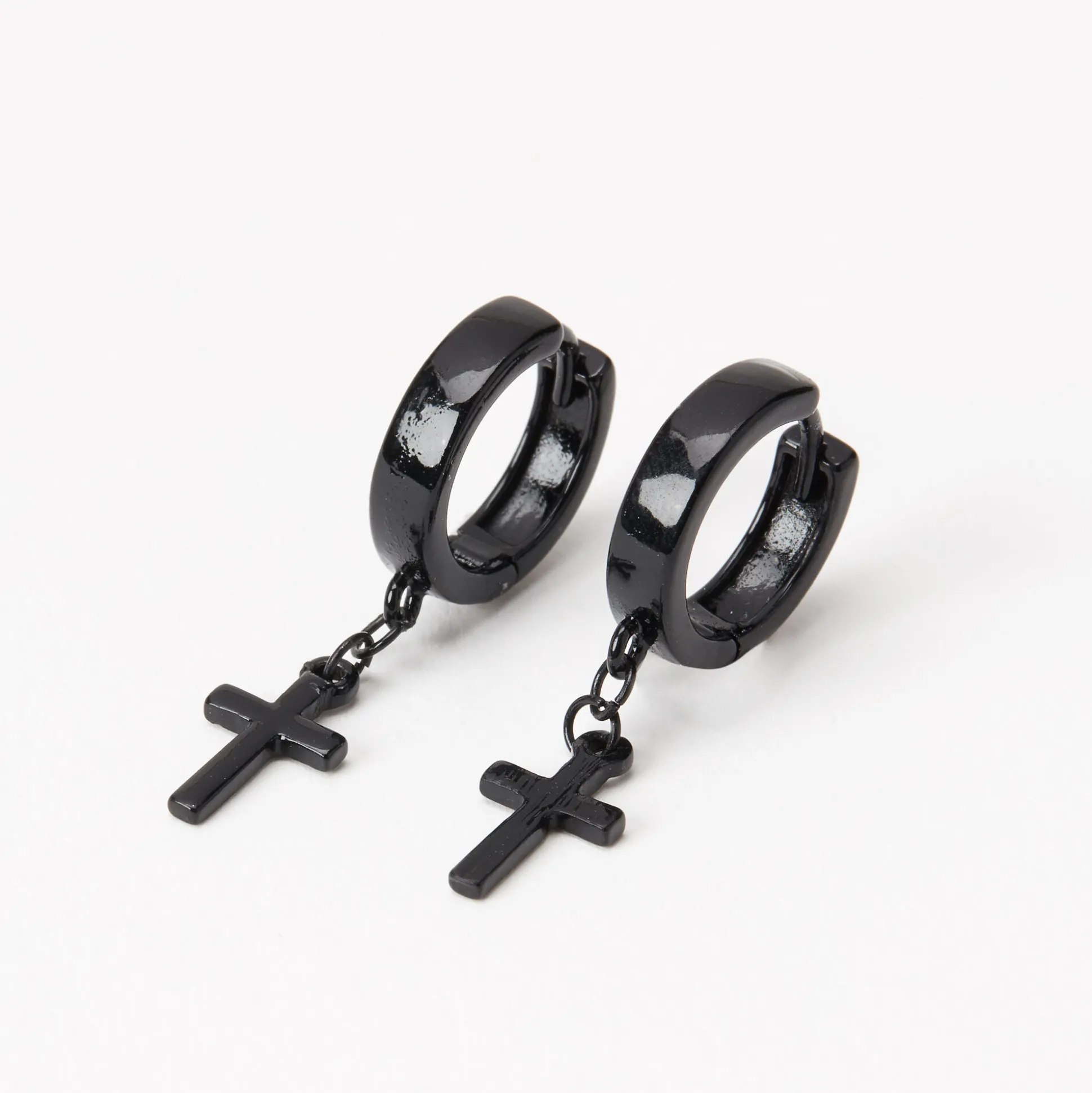 Boucles d’oreilles huggies croix 15 mm noires