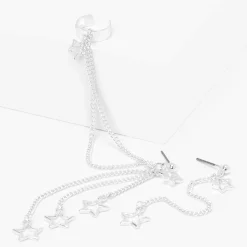 Boucles d’oreilles reliées par une chaîne à une manchette d’oreille étoile ajourée couleur argentée