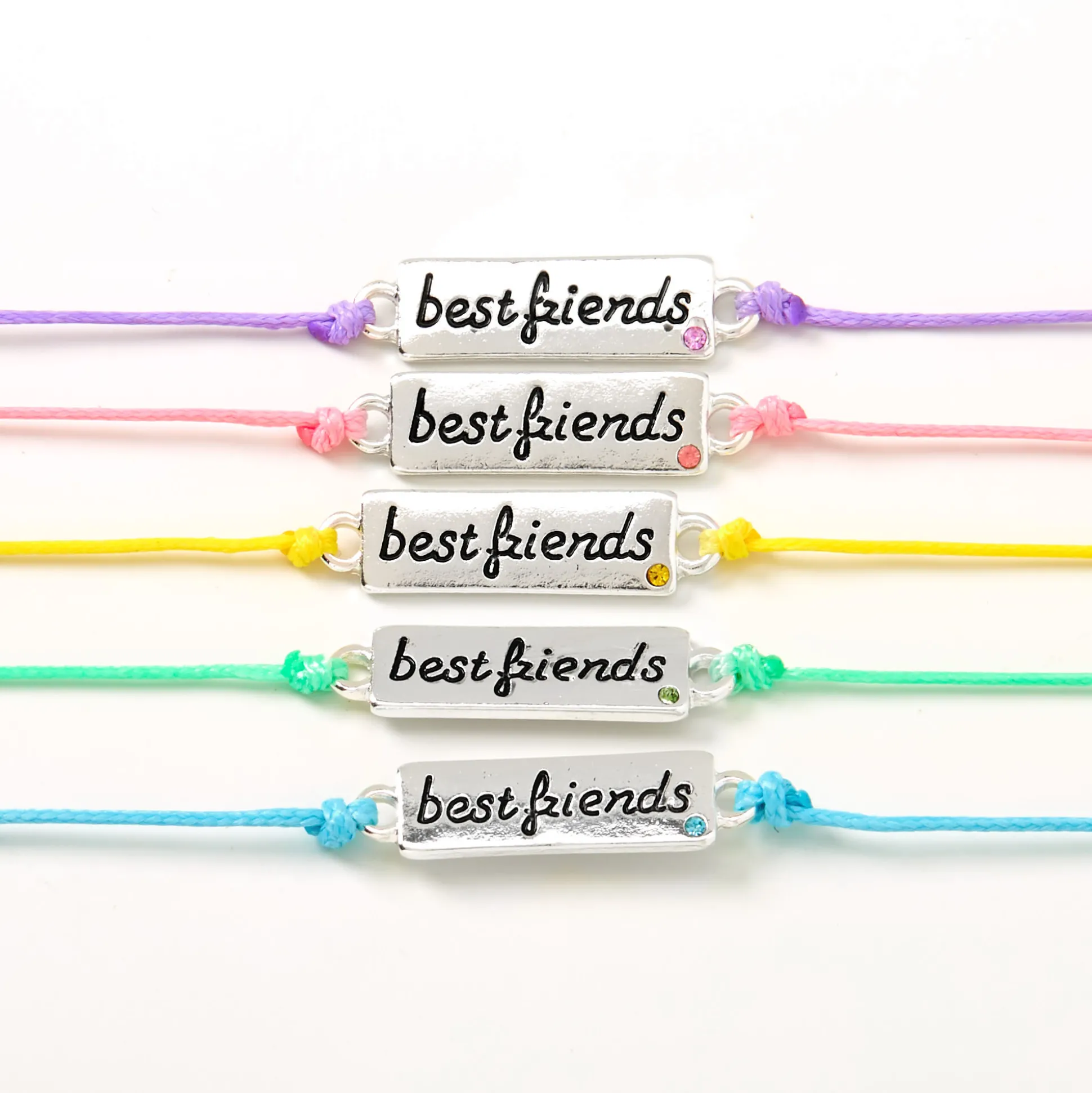 Bracelets d’amitié réglables plaques métalliques aux tons pastel - Lot de 5