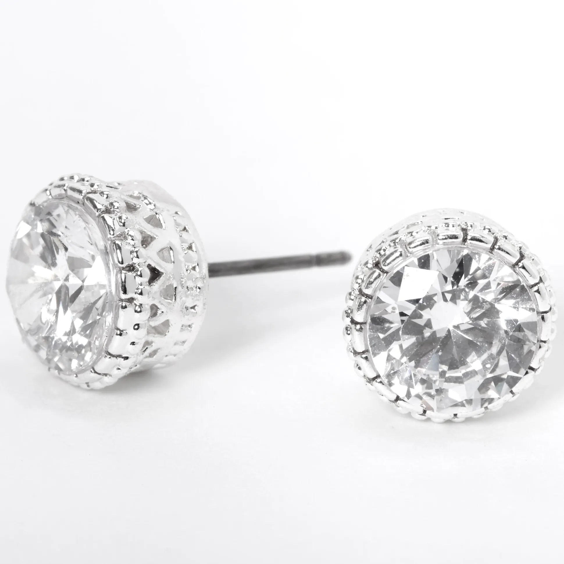 Clous d'oreilles vintage ronds 8 mm en zircon cubique couleur argentée