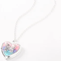 Collier à pendentif avec médaillon cœur et papillon arc-en-ciel couleur argentée