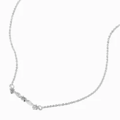 Collier à pendentif barre en zircon cubique couleur argentée