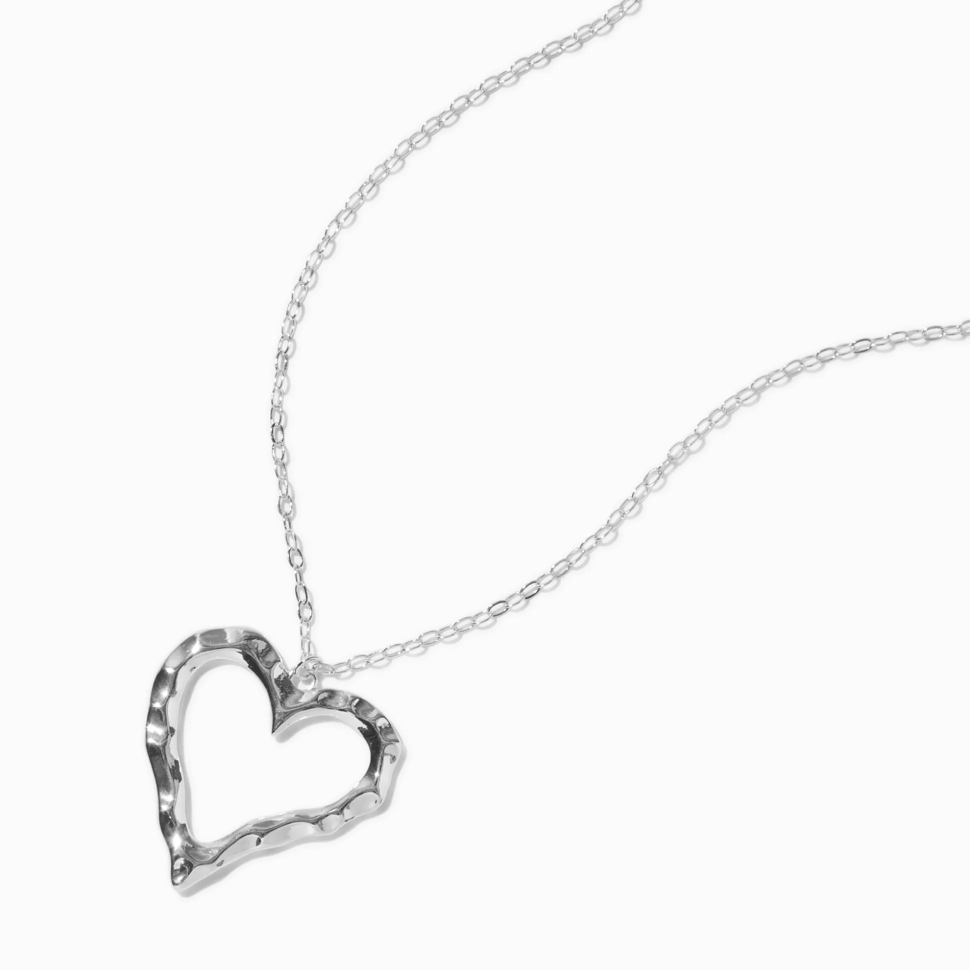 Collier long à pendentif cœur texturé couleur argentée