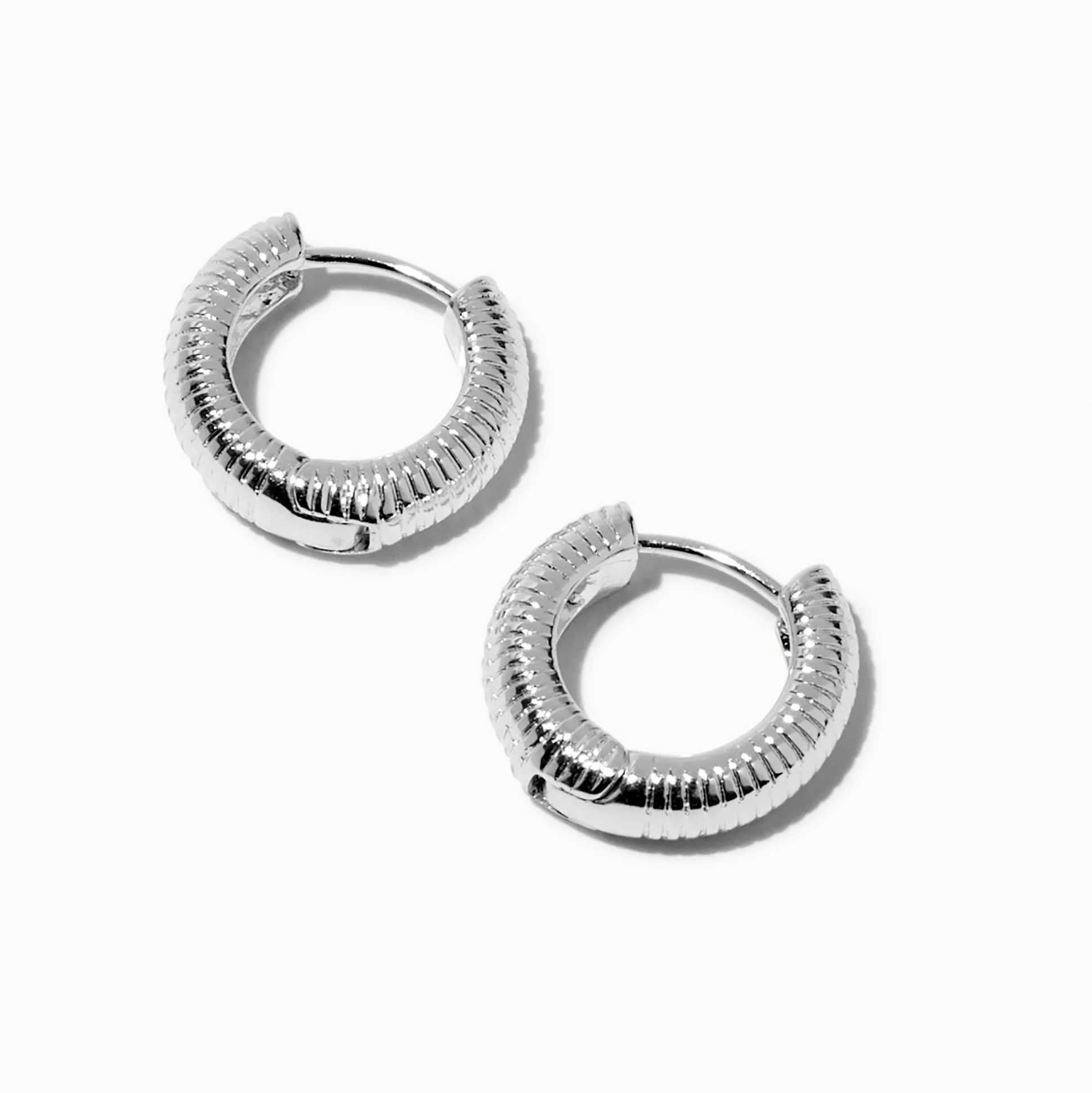 Créoles à charnière striées 10 mm couleur argentée