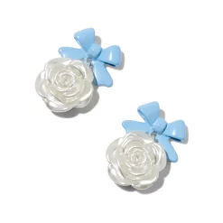 Pendantes rose sculptée blanche nœud bleu