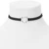 Ras-de-cou noir breloque cœur couleur argentée